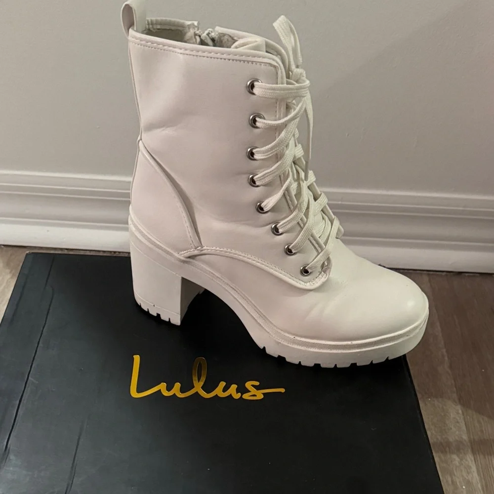 Lulu’s White Lace-Up Chunky Heel Combat Boots - Women's S 7.5 - Picture 5 of 6